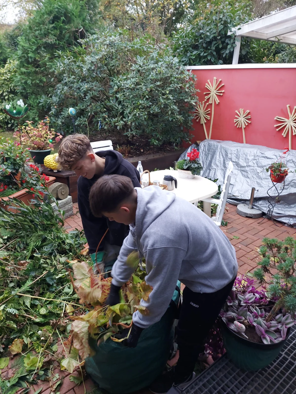 Zwei Gründer von Neybor helfen gemeinsam im Garten